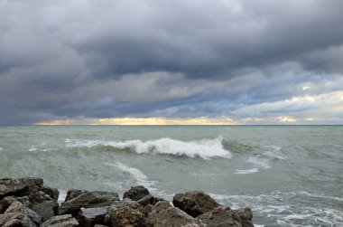 Rusya, Krasnodar bölgesi, Dzhubga. Deniz kıyısında, Karadeniz önce yağmur