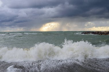 Rusya, Krasnodar bölgesi, Dzhubga. Deniz kıyısında, Karadeniz önce yağmur