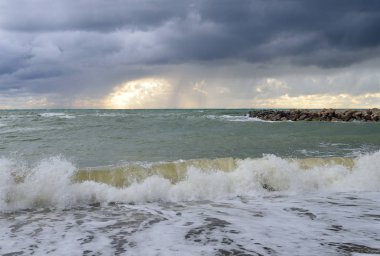 Rusya, Krasnodar bölgesi, Dzhubga. Ekim ayında Karadeniz fırtınası