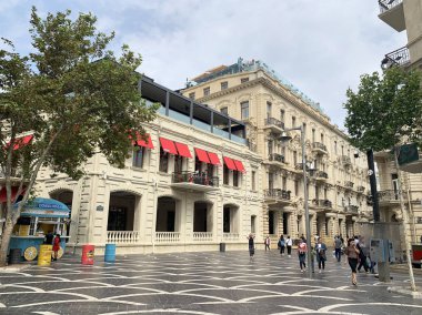 Bakü, Azerbaycan, 10 Eylül 2019. Niğde Refikbeyli Caddesi'nde yürüyen ler evlerin yakınında 35, 37, 3