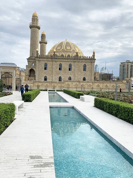 Baku Azerbaijan September 2019 People Walking Tezepir Mosque Fall Baku — Stock Photo, Image