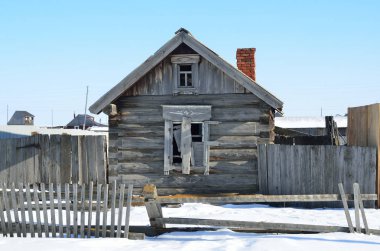 Boş ev ile pencere kışın bindik.