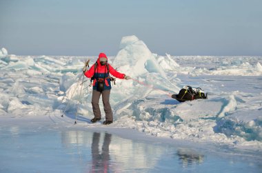 Baykal Gölü, Rusya, Mart, 01, 2017. Gezgin ile kızak sürükle buz sırtlar Deniz Baykal Bolshie Koty köyü yakınlarında önünde gidiyor