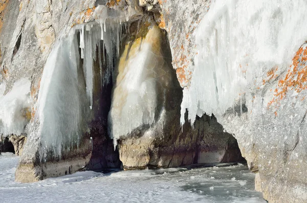 Uzury Olkhon 的气象台附近 冰层积聚在岛上的岩石岸边 贝加尔湖 俄罗斯 — 图库照片