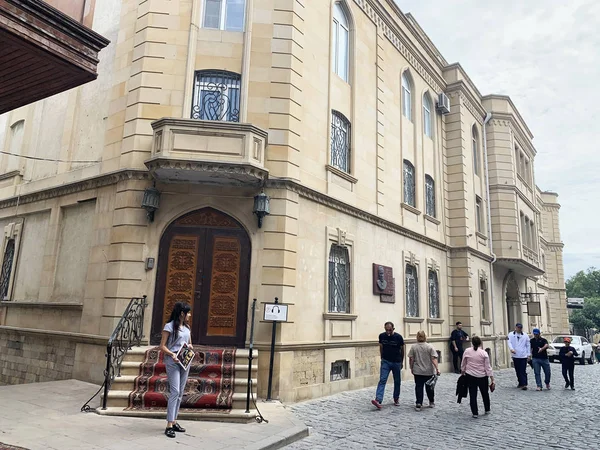 Baku Azerbajdzjan September 2019 Människor Som Går Nära House Museum — Stockfoto