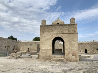 Ateshgah, Azerbaycan, 10 Eylül 2019. Ateshgah yakınlarında yürüyen insanlar Azerbaycan 'daki Ateş Tapınağı