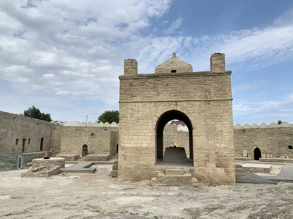 Ateshgah Azerbejdżan Września 2019 Ludzie Spacerujący Pobliżu Świątyni Ognia Ateshgah — Zdjęcie stockowe