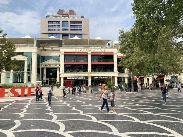 Bakú Azerbaiyán Septiembre 2019 Gente Caminando Cerca Del Restaurante Mcdonald — Foto de Stock