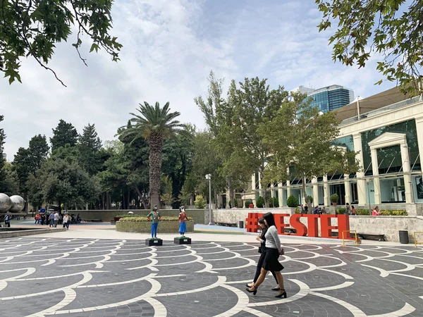 Bakú Azerbaiyán Septiembre 2019 Gente Caminando Por Plaza Las Fuentes — Foto de Stock