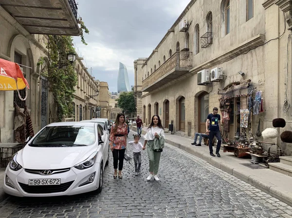 Baku Azerbaijan September 2019 People Walking Withe Car Asaf Zeynalli — Stock Photo, Image