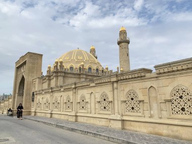 Bakü, Azerbaycan, 10 Eylül 2019. Bakü'de sonbaharda Tezepir Camii yakınlarında yürüyenler