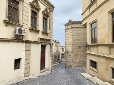 Bakü, Azerbaycan, 10 Eylül 2019. Bakü'de bulutlu havalarda sonbaharda Icheri Sheher eski şehir mimarisi