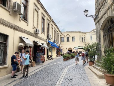 Bakü, Azerbaycan, 10 Eylül 2019. Bakü'de Icheri Sheher (Eski şehir) tarihi semtinde sokakta yürüyen insanlar
