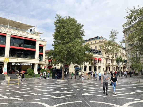 Bakú Azerbaiyán Septiembre 2019 Gente Caminando Cerca Del Restaurante Mcdonald — Foto de Stock