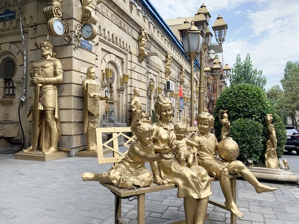 Баку Азербайджан Сентября 2019 Года Позолоченные Скульптуры Перед Таза Беем — стоковое фото