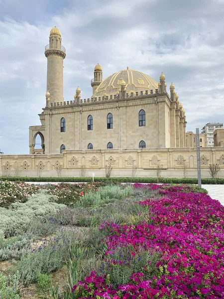 Baku Azerbajdzjan September 2019 Blomma Säng Framför Moskén Tezepir Hösten — Stockfoto