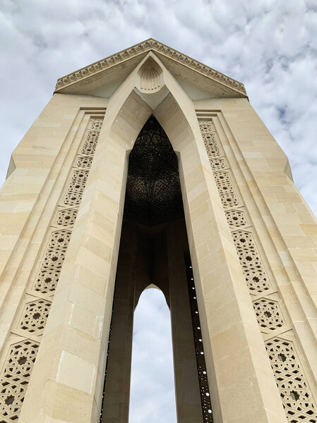 Баку, Азербайджан, 09 сентября 2019 года. Мемориальный парк имени Шахидлера Сиябани, переулок мученика, посвященный погибшим в Нагорно-Карабахской войне, арка над вечным огнем
