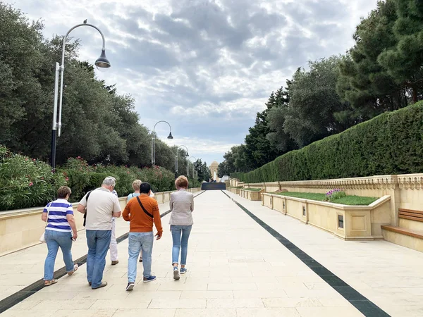 Baku Azerbajdzjan September 2019 Turister Promenader Längs Shahidler Xiyabani Memorial — Stockfoto