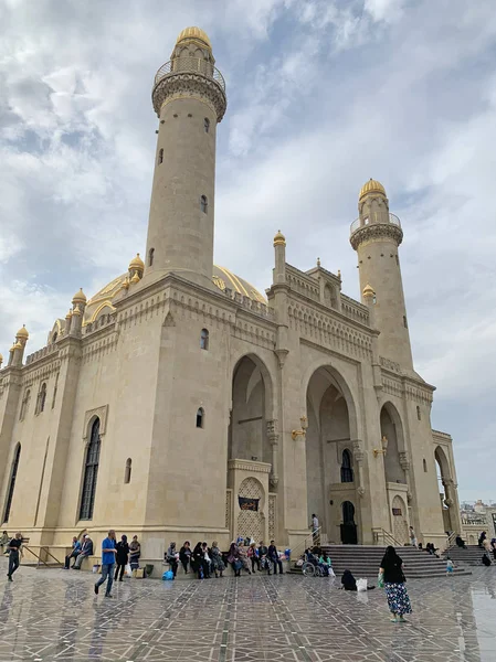 Baku Azerbaijão Setembro 2019 Pessoas Caminhando Perto Mesquita Tezepir Outono — Fotografia de Stock