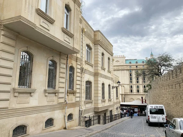 Baku Azerbaijan September 2019 Cars Parked Kichika Gala Street Old — Stock Photo, Image