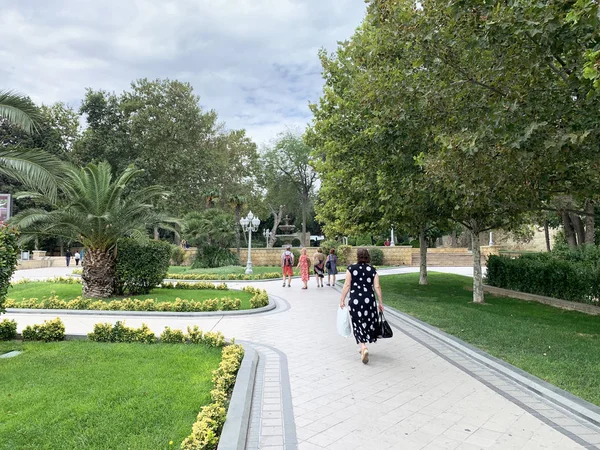 Bakú Azerbaiyán Septiembre 2019 Gente Caminando Por Primorsky Boulevard Otoño — Foto de Stock