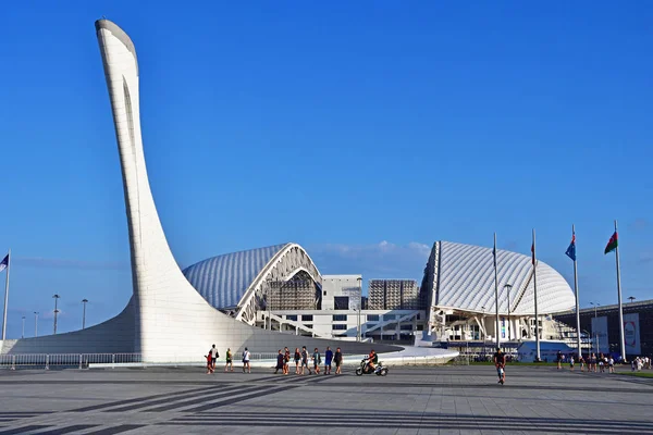 Sotsji Rusland Augustus 2019 Mensen Wandelen Buurt Van Olympische Ketel — Stockfoto