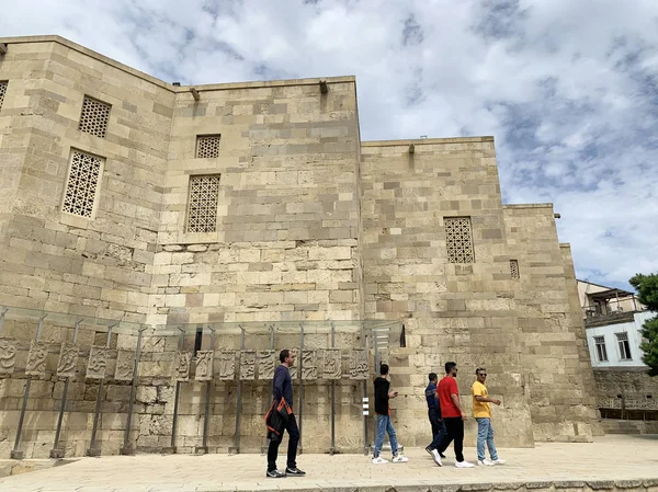 Baku Azerbaijão Setembro 2019 Pessoas Caminhando Perto Palácio Shirvanshah Bairro — Fotografia de Stock