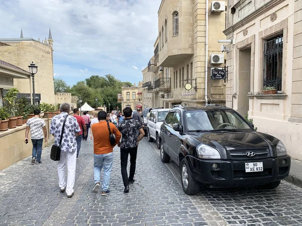 Baku Azerbeidzjan September 2019 Toeristen Wandelen Door Gyulla Straat Het — Stockfoto