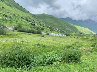 Rusya, Kuzey Osetya. Midagrabindon Nehri vadisinde küçük bir dağ köyü