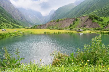 Rusya, Kuzey Osetya. Midagrabin (Midagrabinskoe) gölü yazın dağlarda