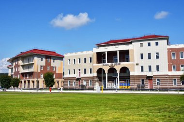 Sochi, Rusya, Ağustos, 10, 2019. Soçi 'de, Ussr' da müze yakınlarında yürüyen insanlar. 