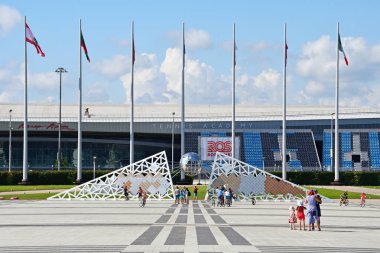 Sochi, Rusya, Ağustos, 10, 2019. Sochi 2014 Kış Olimpiyatları sonuçları ile birlikte ana tören meydanı ve Tenis Akademisi 'nde insanlar tribünün önünde yürüyor. Sochi, Adler, Olimpik Park