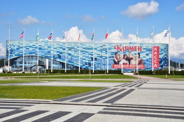 Sochi, Rusya, Ağustos, 10, 2019, Sochi Olimpiyat Parkı 'nda yaz aylarında güneşli havalarda buz sarayı 