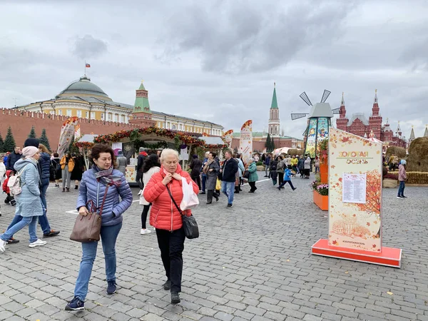 Moscú Rusia Octubre 2019 Gente Caminando Por Plaza Roja Durante —  Fotos de Stock