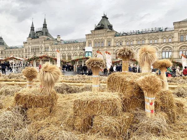 モスクワ ロシア 2019年10月12日 毎年恒例のモスクワ美食祭の期間中に赤の広場を歩く人々 黄金の秋 — ストック写真