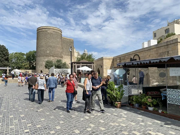 Baku Azerbaijão Setembro 2019 Pessoas Caminhando Perto Torre Maiden Cidade — Fotografia de Stock