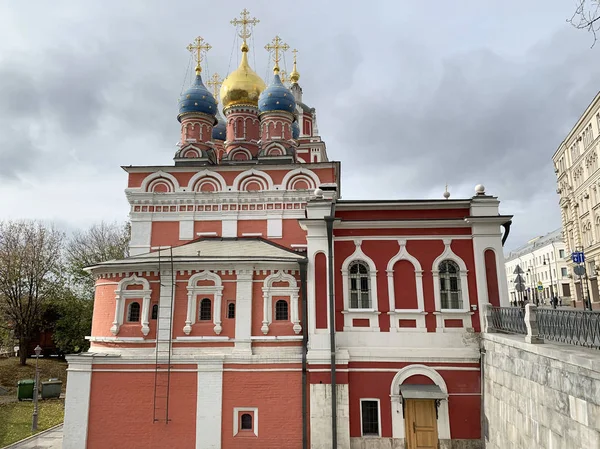 俄罗斯 Pskovskaya 山莫斯科街头 Varvarka 的圣乔治教堂 — 图库照片
