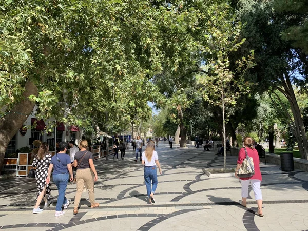 Bakú Azerbaiyán Septiembre 2019 Gente Caminando Por Calle Nigyar Rafibeyli — Foto de Stock