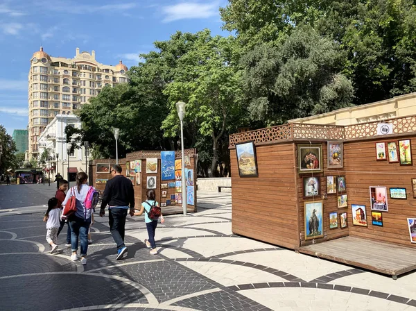 Баку Азербайджан Вересень 2019 Люди Ходять Вулиці Вернісаж Вулиці Сафарлі — стокове фото