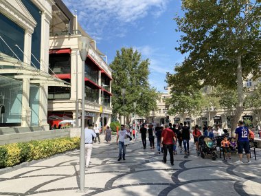 Bakü, Azerbaycan, Eylül, 09: 19. İnsanlar sonbaharın başlarında McDonald 's restoranının yakınındaki Nigar Rafibeyli caddesinde yürüyorlar.