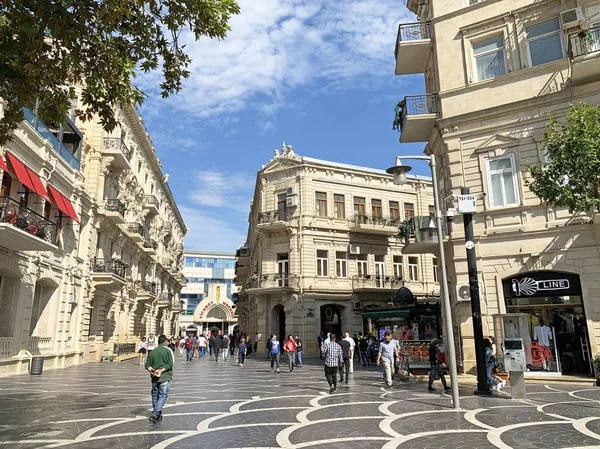 Bakú Azerbaiyán Septiembre 2019 Gente Caminando Plaza Fuente Día Septiembre — Foto de Stock