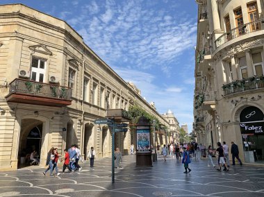Bakü, Azerbaycan, Eylül, 09: 19. Bakü 'de sonbaharda Nizami caddesinde yürüyen insanlar