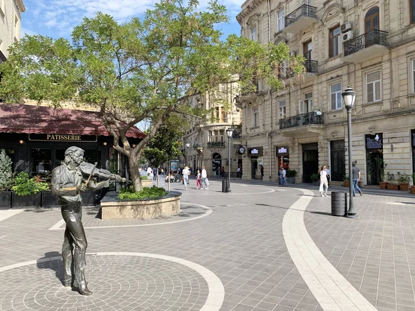 Bakú Azerbaiyán Septiembre 2019 Gente Caminando Cerca Escultura Violinista Calle — Foto de Stock