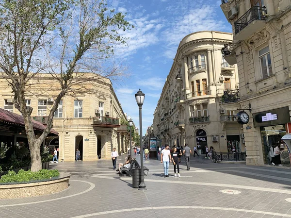 Bakú Azerbaiyán Septiembre 2019 Personas Caminando Calle Nizami Otoño Bakú — Foto de Stock