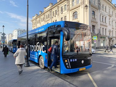 Moskova, Rusya, 16 Ekim 2019. Moskova 'da sonbaharda Pokrovka caddesindeki otobüs durağındaki elektrik otobüsü.