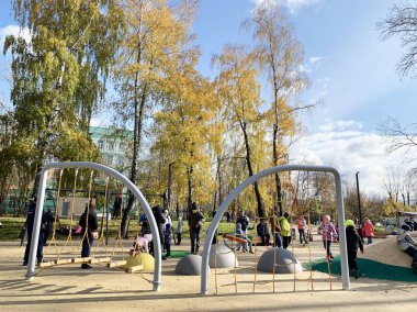 Balashikha, Moskova bölgesi, Rusya, Ekim, 13. 2019. Çocuklu ebeveynler sonbaharda 