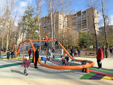Balashikha, Moskova bölgesi, Rusya, Ekim, 13. 2019. Çocuklu ebeveynler sonbaharda 