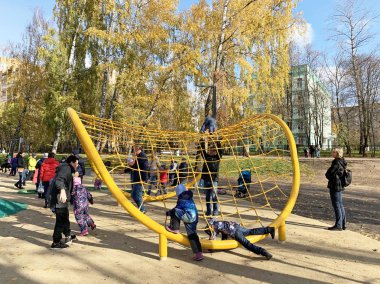 Balashikha, Moskova bölgesi, Rusya, Ekim, 13. 2019. Çocuklu ebeveynler sonbaharda 