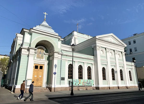 Moscow Russia October 2019 People Walking Church Life Giving Trinity — Stock Photo, Image