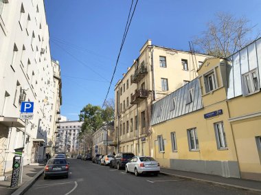 Moskova, Rusya, 16 Ekim 2019. Khokhlovsky sokağı, Moskova 'da 18 numaralı evin yanına park edilmiş arabalar.